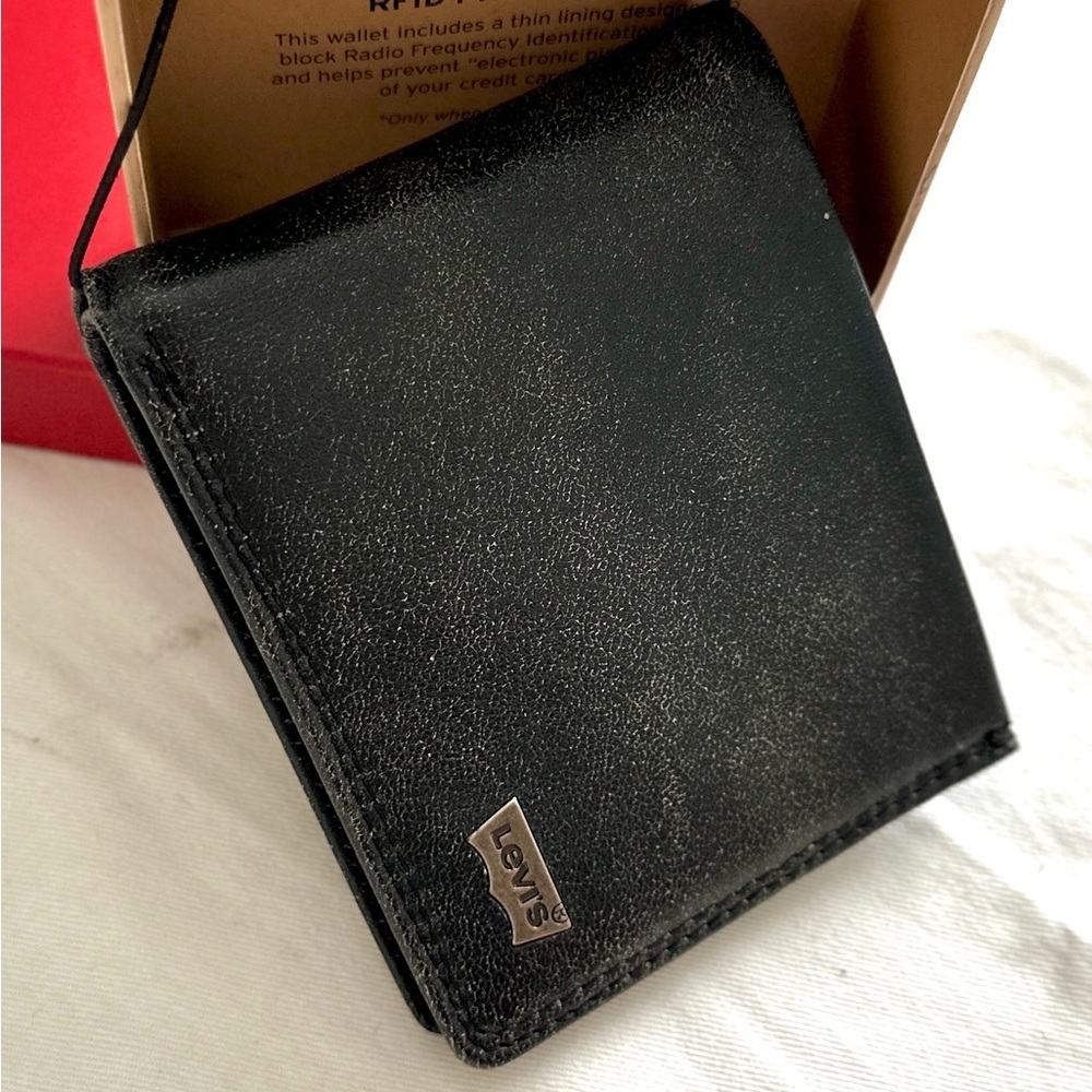 NIB Levi's Classic Black Leather Bifold Wallet with RFID protection 4.5”X 3.5”